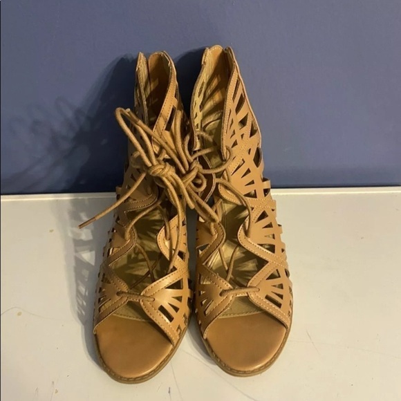 Report Gladiator Lace Up Open Toe Show Heel Sandals Size 8.5. - Picture 2 of 6